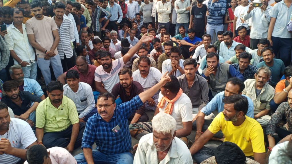 रतलाम: जहर के सेवन से 65 वर्षीय व्यक्ति की मौत, परिजनों और ग्रामीणों ने सैलाना मार्ग पर शव रखकर किया चक्का जाम रतलाम: जहर के सेवन से 65 वर्षीय व्यक्ति की मौत, परिजनों और ग्रामीणों ने सैलाना मार्ग पर शव रखकर किया चक्का जाम