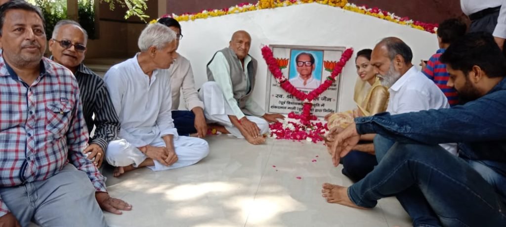 रतलाम: पूर्व विधायक स्वर्गीय श्री सूरजमल जी जैन की पुण्यतिथि पर आयोजन रतलाम: पूर्व विधायक स्वर्गीय श्री सूरजमल जी जैन की पुण्यतिथि पर आयोजन