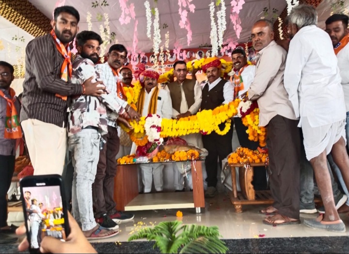 रतलाम: आलोट में हुआ भाजपा कार्यकर्ताओं का दीपावली मिलन समारोह- मंत्री और विधायक ने की विकास की बात, पंचायतों को पानी के 62 टैंकर भी बांटे