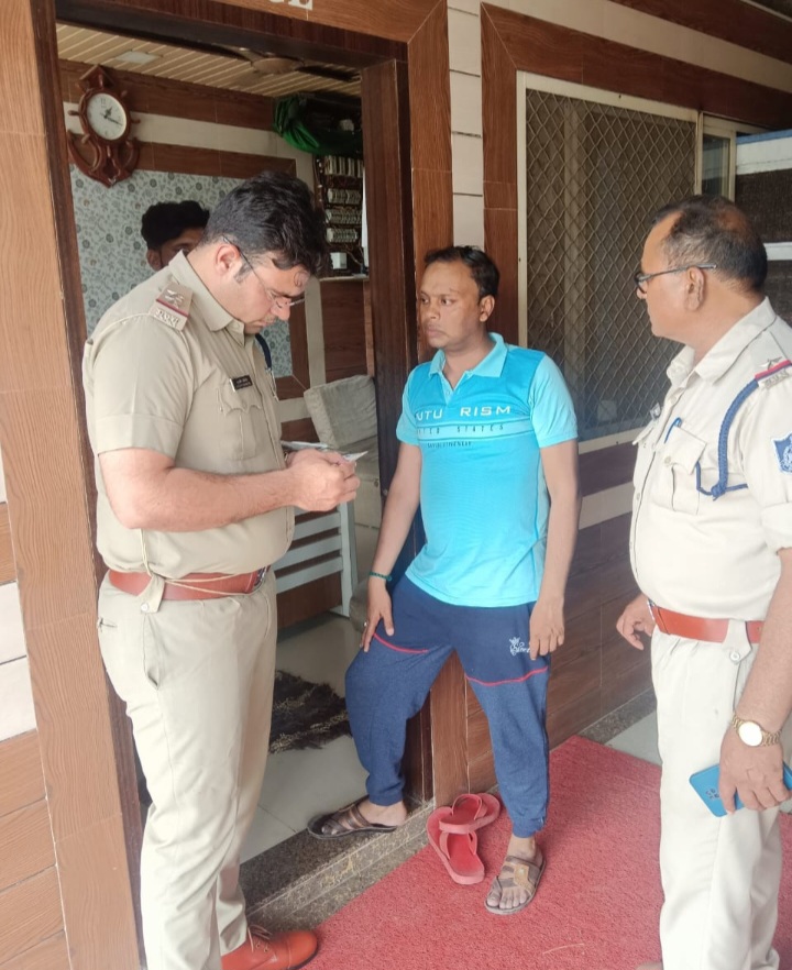 रतलाम पुलिस द्वारा सुरक्षा व्यवस्था के दृष्टिगत चलाया गया चेकिंग अभियान… होटल, लाज, धर्मशाला में रुके संदिग्धों की चेकिंग की गई, किराएदारों की भी चेकिंग शुरू रतलाम पुलिस द्वारा सुरक्षा व्यवस्था के दृष्टिगत चलाया गया चेकिंग अभियान… होटल, लाज, धर्मशाला में रुके संदिग्धों की चेकिंग की गई, किराएदारों की भी चेकिंग शुरू