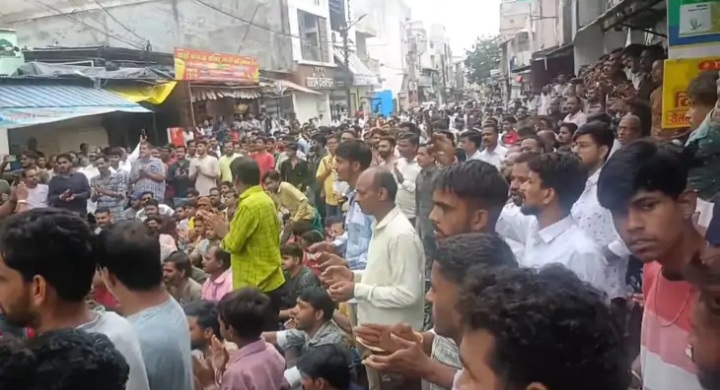 रतलाम: सैलाना में हिन्दू राष्ट्र लिखा बैनर जलाने का वीडियो वायरल होने के बाद हिन्दू समाज में आक्रोश, बाजार बंद, किया प्रदर्शन, पुलिस बल तैनात, 4 आरोपी गिरफ्तार