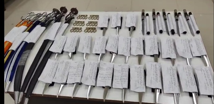 रतलाम रेलवे स्टेशन पर जीआरपी ने पकड़ा अवैध हथियारों का जखीरा , दो युवक गिरफ्तार,बड़ी मात्रा में खटकेदार चाकू और तलवारे बरामद