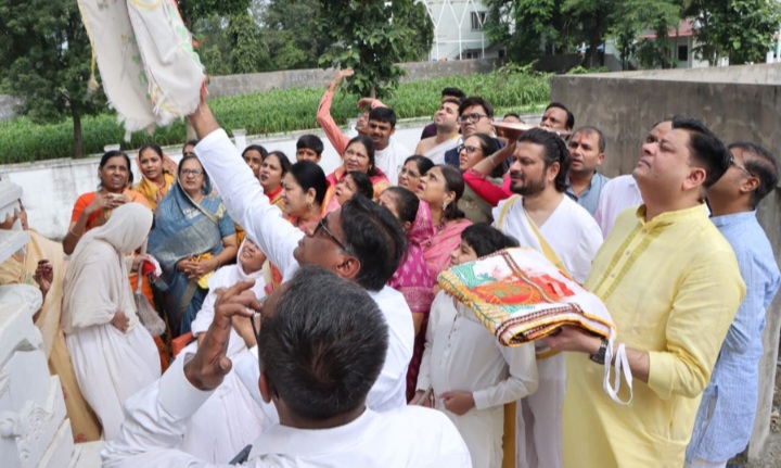 श्री जयन्तसेन धाम मंदिर पर चेतन्य काश्यप परिवार द्वारा ध्वजा चढ़ाई गई, श्री मुनिसुव्रत स्वामी जिनालय श्री राजेन्द्रसूरि गुरूमंदिर की दसवीं वर्षगांठ पर हुआ समारोह