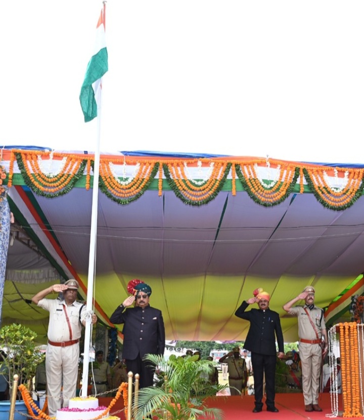 रतलाम: जिले में स्वतंत्रता दिवस हर्षोल्लास के साथ मनाया गया, मुख्य समारोह में प्रभारी मंत्री मंत्री ने ध्वजारोहण किया