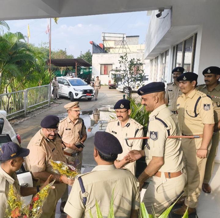 रतलाम: उज्जैन रेंज एडीजीपी उमेश जोगा पहुंचे रतलाम, नवरात्रि पर्व पर सुरक्षा व्यवस्था के इंतजामों की जानकारी ली,स्टेशन रोड और माणकचौक थाने का निरीक्षण कर पेंडिंग अपराधों की समीक्षा की…आज ग्रामीण अंचल का दौरा