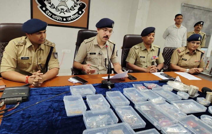 रतलाम: पुलिस को बड़ी सफलता-4 घंटे के अंदर 50 लाख की चोरी का खुलासा… हाउस हेल्पर ने ही दिया चोरी की वारदात को अंजाम,महिला सहित दो आरोपी गिरफ्तार