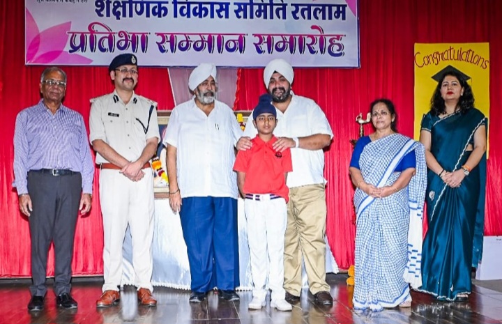 रतलाम: श्री गुरु तेग बहादुर एकेडमी में हुआ प्रतिभा सम्मान समारोह,मुख्य अतिथि डीआईजी निमिष अग्रवाल ने बच्चों को अनुशासित जीवन का महत्व बताया