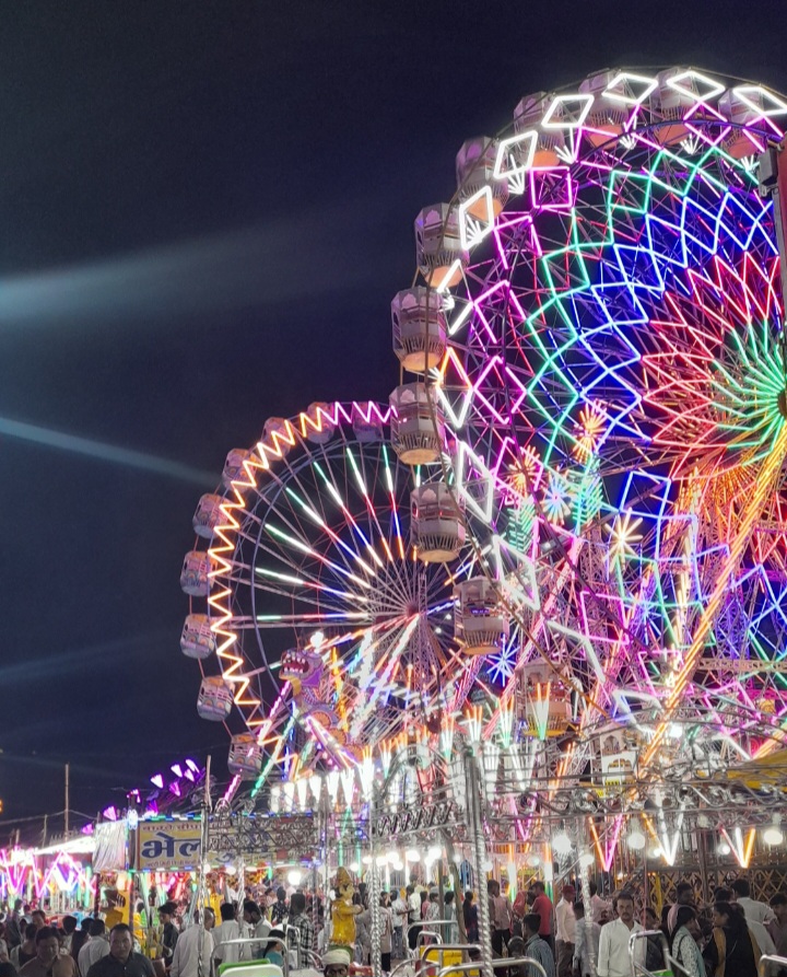 रतलाम:नेहरू स्टेडियम में बैण्ड की धून व भव्य आतिशबाजी के साथ आज होगा रावण दहन,बरबड़ मेला परिसर में 31 फीट उंचे रावण का निर्माण