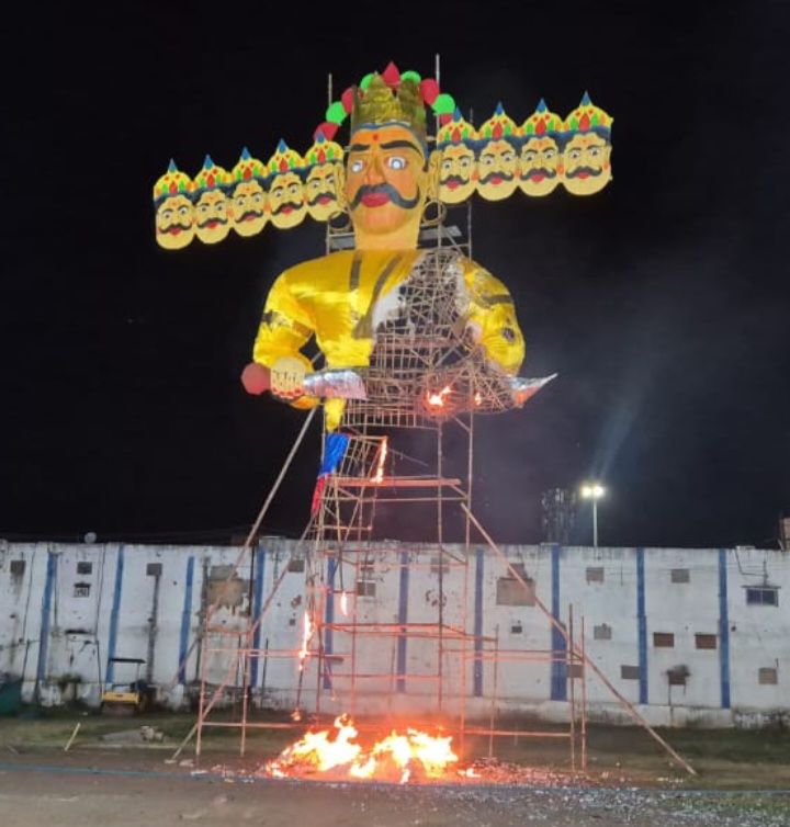 रतलाम: रावण दहन में जनता हुई निराश, आधा ही जला… नगर निगम मुर्दाबाद और भ्रष्टाचार के लगे नारे, कैबिनेट मंत्री ने भी जताई नाराजगी, अव्यवस्थाओं से लोग हुए परेशान