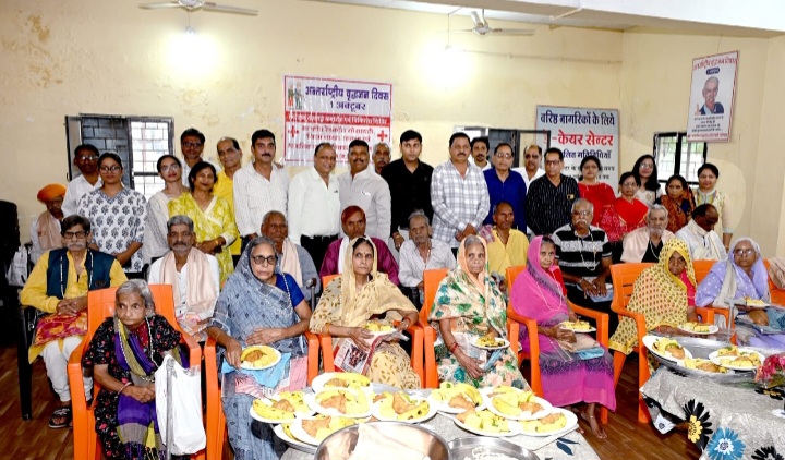 रतलाम: रेडक्रॉस सोसाइटी ने वीरियाखेड़ी स्थित संस्था के वृद्धाश्रम पर किया वृद्धजनों का सम्मान
