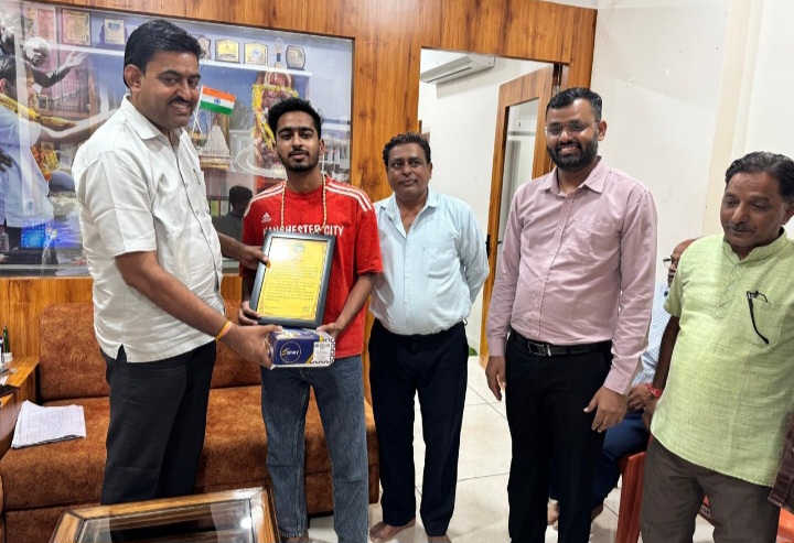 मंदसौर विधायक द्वारा अभ्यास कॅरियर इंस्टिट्यूट के NEET 2025 में सफल होकर एमबीबीएस कॉलेज में स्थान पाने वाले विद्यार्थियों का सम्मान