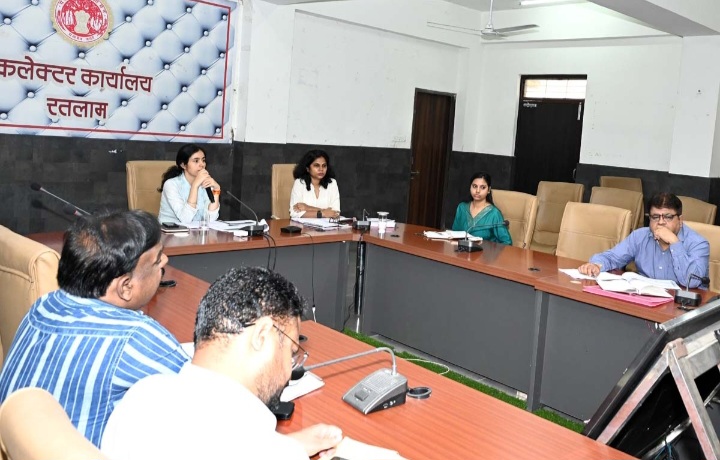 रतलाम: कलेक्टर सुश्री मिशा सिंह ने कमिश्नर-कलेक्टर कॉन्फ्रेंस की पूर्व तैयारियों के संबंध में अधिकारियों की बैठक ली