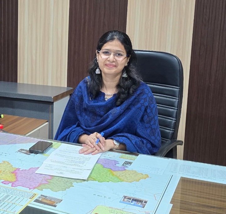 रतलाम: दो बहनें एक साथ बनी आईएएस ,आईआईटी दिल्ली से गोल्ड मेडलिस्ट… जानिए जिला पंचायत की नई सीईओ आईएएस वैशाली जैन के बारे में… आज सुबह किया पदभार ग्रहण
