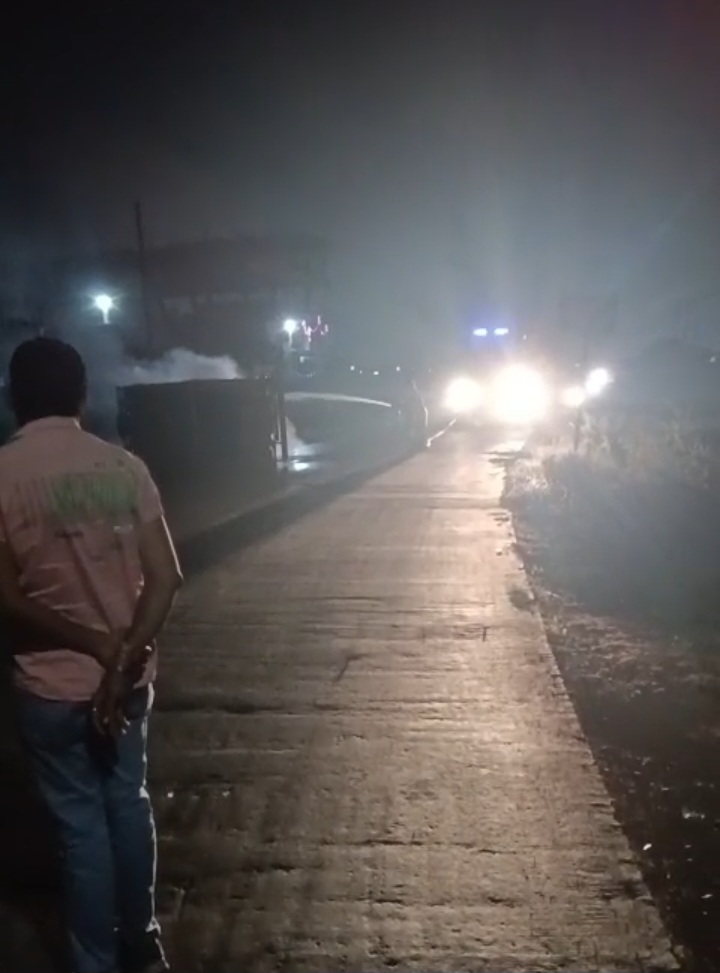रतलाम:तेज रफ्तार पिकअप वाहन पलटा ,लगी आग,ड्राइवर ने कूद कर बचाई जान,दमकल ने पाया आग पर काबू