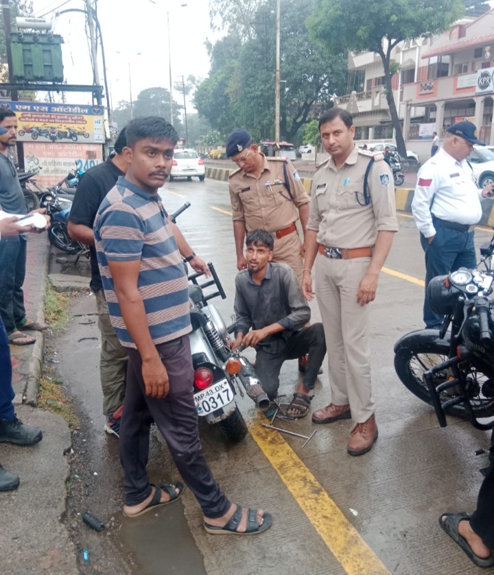 रतलाम:एसपी अमित कुमार के निर्देश पर अमानक साइलेंसर वाले वाहन चालकों के विरुद्ध कारवाई… 25 साइलेंसर जब्त