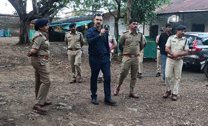 रतलाम: एसपी अमित कुमार ने किया नामली, सैलाना और जावरा क्षैत्र के पुलिसकर्मियों के आवास व्यवस्था का निरीक्षण, सीएम हेल्पलाइन की समीक्षा, कानून व्यवस्था को लेकर दिए सख्त निर्देश