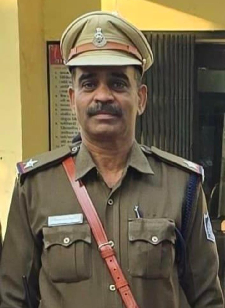 रतलाम: स्टेशन रोड थाने पर पदस्थ एएसआई लोकेंद्र सिंह बैस का हार्ट अटैक से निधन, रतलाम पुलिस द्वारा श्रृद्धांजलि अर्पित,कल मंदसौर में होगा अंतिम संस्कार