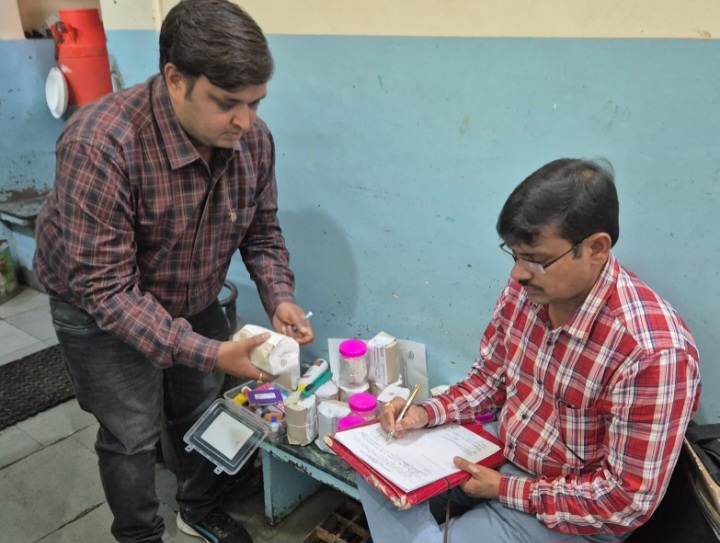 रतलाम: ओआरएस के नाम से बेचे जा रहे महंगे फ्रूट ड्रिंक के खिलाफ खाद्य एवं औषधि विभाग की कार्रवाई.. पिज़्ज़ा में कीड़ा निकलने की शिकायत पर भी सैंपल लिया, शुद्ध दही भंडार से घी और पनीर के नमूने भी लिए