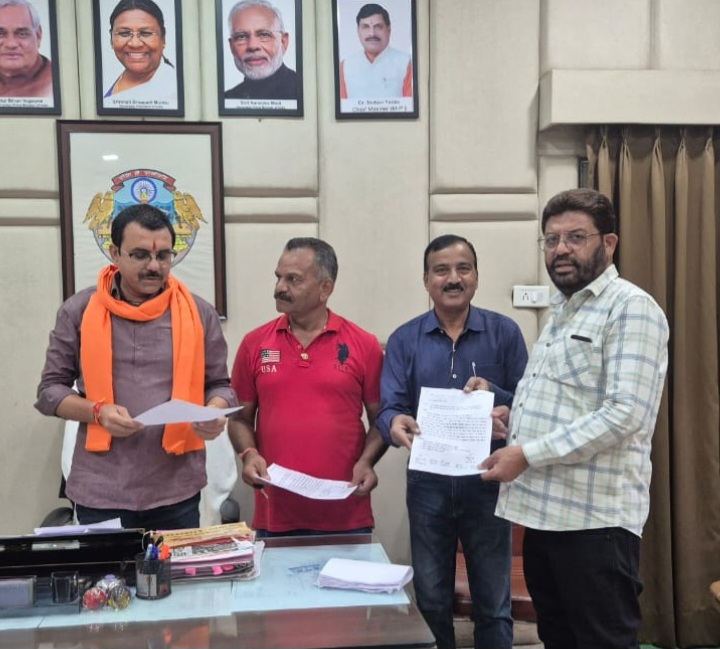 रतलाम: खेल मैदान को केवल खेल गतिविधियों के लिए उपयोग में लेने व अतिक्रमण हटाने की मांग, जिला खेल संघ ने सौंपा ज्ञापन