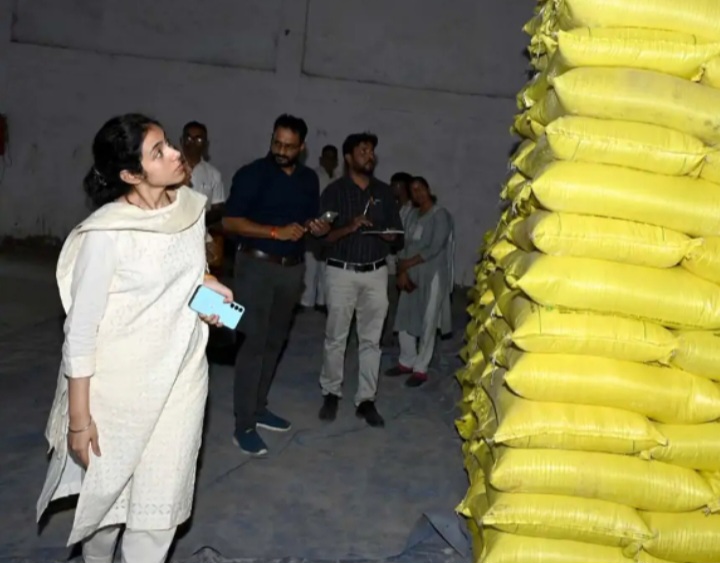 रतलाम: कलेक्टर मिशा सिंह ने खाद गोदाम में स्टॉक चेकिंग के दौरान पकड़ी गड़बड़ी, बोरी कम निकलने पर गोदाम प्रभारी से वसूले रुपए और सरकारी खाते में जमा कराए