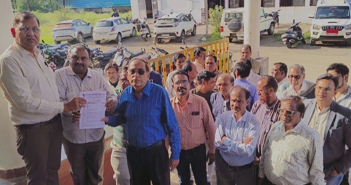 रतलाम: श्रमजीवी पत्रकार संघ ने 6 सूत्रीय मांगों को लेकर मुख्यमंत्री के नाम कलेक्टर को स्मरण पत्र सौंपा,मुरैना में किए गए वादों को पूरा करने की माँग की गई