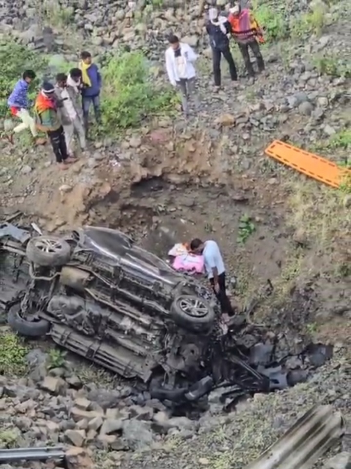 रतलाम: रावटी के पास दिल्ली मुंबई एक्सप्रेस वे पर बड़ा हादसा, खाई में गिरी कर,15 वर्षीय बालक सहित पांच की मौत