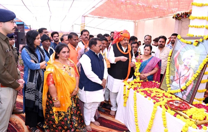 भगवान बिरसा मुंडा ने जल, जंगल, जमीन से जनमानस को जोड़ा- कैबिनेट मंत्री श्री काश्यप….एकलव्य आर्दश आवासीय विद्यालय में भगवान श्री बिरसा मुण्डा की 150वीं जन्म जयंती का भव्य आयोजन,प्रधानमंत्री नरेन्द्र मोदी द्वारा 18 करोड़ की लागत से बने एकलव्य माडल विद्यालय भवन का वर्चुअली लोकार्पण किया गया