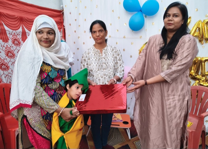 रतलाम: रिहैब बेटर मल्टी-स्पेशलिटी थेरेपी सेंटर द्वारा बच्चों के लिए फैशन शो और माताओं के लिए मनोरंजक खेलों का आयोजन