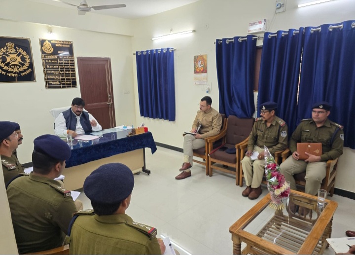 रतलाम: 8 लेन और बॉर्डर के क्षेत्रों से नशीले पदार्थों की तस्करी रोकने, वाहन दुर्घटना पर नियंत्रण के लिए उज्जैन रेंज एडीजीपी उमेश जोगा मैदान में, लगातार दौरे कर ले रहे बैठकें, आज जावरा सबडिवीजन के थानों की बैठक ली, पेंडिंग अपराधों की भी समीक्षा