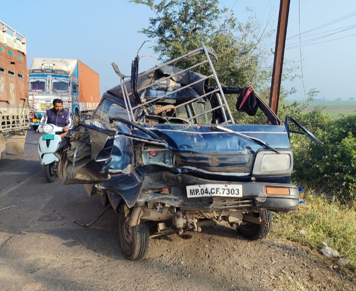 रतलाम: सनावदा फंटे पर हादसा-आगे जा रहे ट्रक में पीछे से घुसी वैन,एक की मौके पर मौत, एक घायल