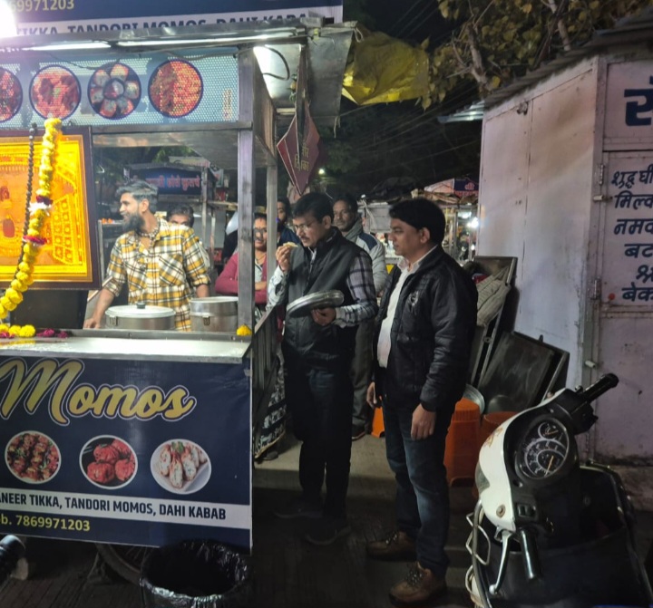 रतलाम: स्ट्रीट फूड वेंडरों पर क्वालिटी को लेकर प्रशासन की सख्ती, दोबत्ती चौपाटी से लिए मोमोज के नमूने, जांच के लिए भेजे, स्वच्छता पर दिए निर्देश