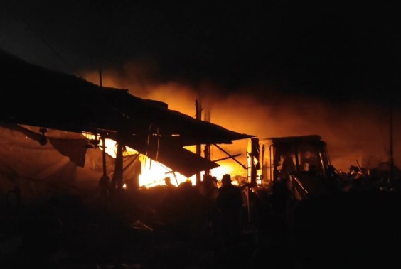 रतलाम: शहर के बीच रहवासी इलाके में मौजूद कबाड़ गोदाम में आधी रात लगी भीषण आग, रात भर बुझाने की मशक्कत, 35 से अधिक दमकलें लगी, सुबह पाया जा सका काबू….दहशत में रहे रहवासी