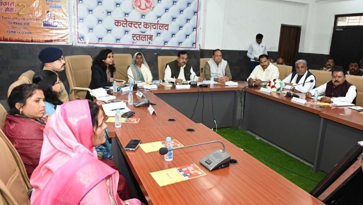 रतलाम: प्रभारी मंत्री की उपस्थिति में जिला विकास सलाहकार समिति की पहली बैठक हुई, 100 करोड़ की लागत से सर्वसुविधायुक्त स्टेडियम बनाने के लिए प्रस्ताव बनाने का निर्णय…. प्रेस कॉन्फ्रेंस कर बताई प्रदेश सरकार की 2 साल की उपलब्धियां