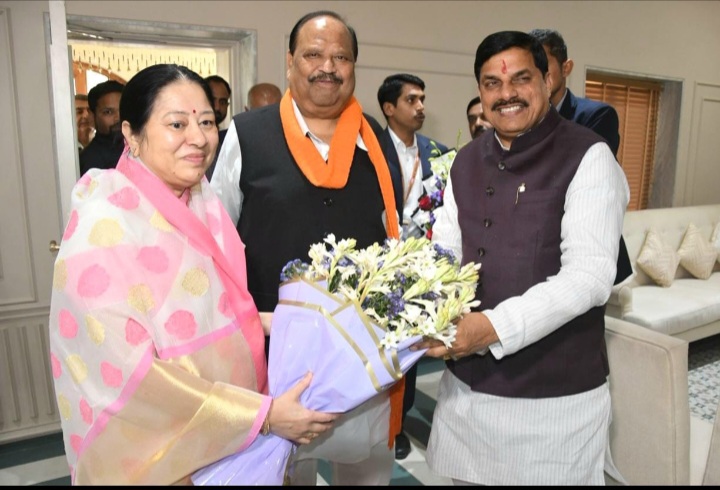 रतलाम: मंत्री चेतन्य काश्यप के भोपाल स्थित निवास पर पहुंचे मुख्यमंत्री डॉ.मोहन यादव, श्री काश्यप ने किया अभिवादन