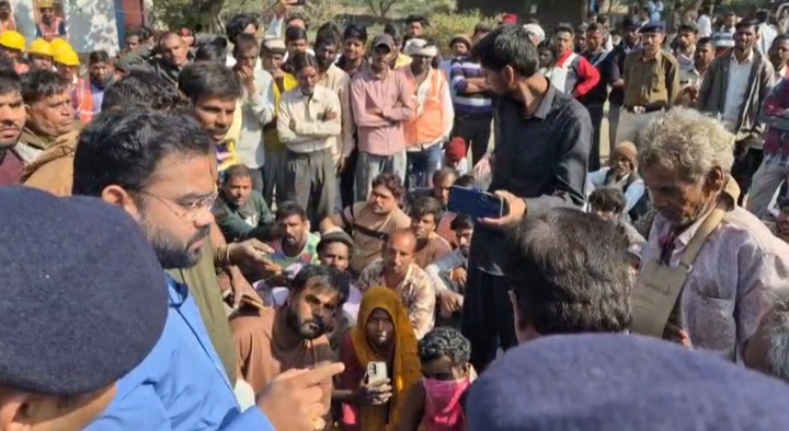 रतलाम: मेगा इंडस्ट्रियल पार्क क्षेत्र की जमीन से अतिक्रमण हटाने की कार्रवाई… चली प्रशासन की जेसीबी,विरोध में शिवगढ़ रोड पर चक्काजाम