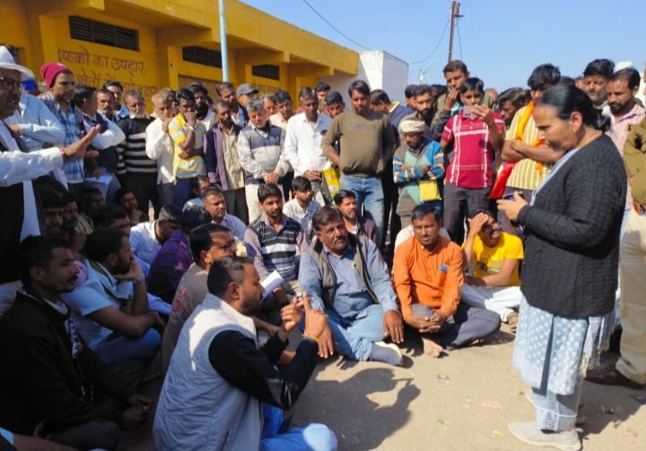 रतलाम: यूरिया के लिए परेशान किसान,कृषि उपज मंडी परिसर स्थित खाद केंद्र के बाहर किसानों ने किया प्रदर्शन और धरना,शटर बंद कर चला गया कर्मचारी….कल से रतलाम में टोकन वितरण की नवीन व्यवस्था