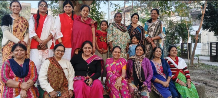 रतलाम: 80 फीट रोड स्थित सेंट्रल प्लाजा बगीचे में पार्षद निशा पवन सोमानी द्वारा निःशुल्क योग कक्षा का शुभारंभ रतलाम: 80 फीट रोड स्थित सेंट्रल प्लाजा बगीचे में पार्षद निशा पवन सोमानी द्वारा निःशुल्क योग कक्षा का शुभारंभ