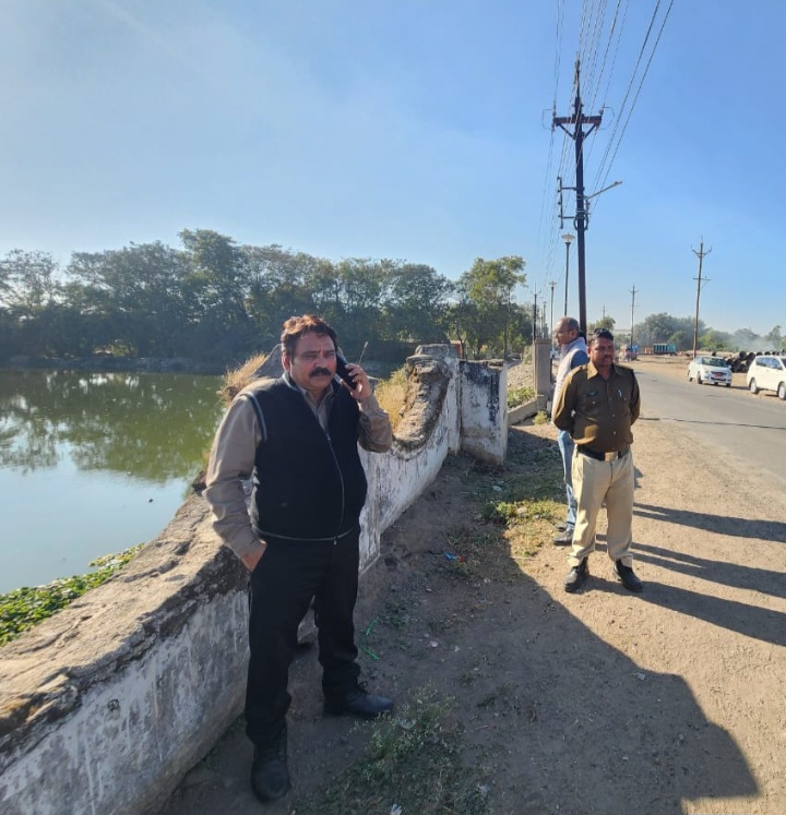 रतलाम: अमृत सागर तालाब में मिल रहे गंदे पानी को रोकने की योजना, हरित क्षेत्र भी विकसित होगा… निगम आयुक्त ने इंजीनियरों के साथ किया मौके का निरीक्षण