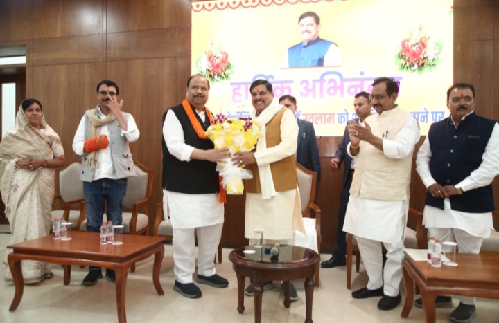 रतलाम को इंदौर मेट्रोपॉलिटन रीजन में शामिल करने पर एमएसएमई मंत्री चेतन्य काश्यप और रतलाम के विभिन्न संगठनों द्वारा मुख्यमंत्री का अभिनंदन… सीएम ने कहा-आने वाले समय में रतलाम के लिए और भी बड़ी-बड़ी योजनाएं लाएंगे