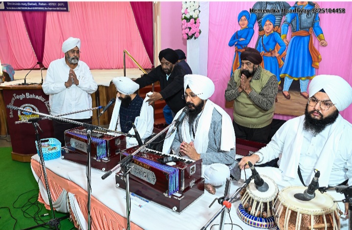रतलाम: श्री गुरु तेग बहादुर एकेडमी पर साहिबजादों की शहिदी दिवस पर कीर्तन दीवान का हुआ आयोजन
