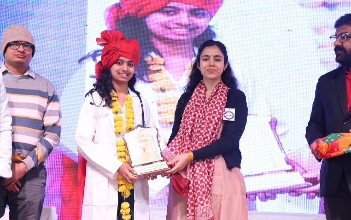 रतलाम: अभ्यास कॅरियर इंस्टीट्यूट ने आयोजित किया भव्य विजयोत्सव -NEET-2025 चयनित विद्यार्थियों का सम्मान