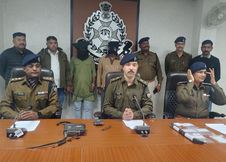 रतलाम: मेरठ से मुंबई जाते हुए रतलाम में रुके और चोरी की वारदात को अंजाम दे दिया.. दिनदहाड़े चोरी करने वाले अंतरराज्यीय गिरोह का 10 घंटे में खुलासा,यूपी के दो कुख्यात आरोपी गिरफ्तार, नकली बाल लगाकर वारदात