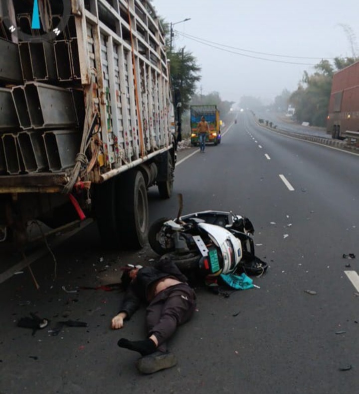 रतलाम: फोरलेन पर खड़े ट्रक से टकराई ई-स्कूटी, 20 वर्षीय युवक की दर्दनाक मौत,हेलमेट निकलकर दूर जा गिरा, कोहरे और लापरवाही ने छीनी जिंदगी