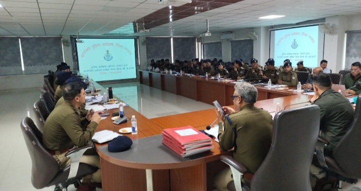 रतलाम : एसपी अमित कुमार ने की अपराध समीक्षा बैठक, कानून-व्यवस्था सुदृढ़ करने के लिए सभी थाना प्रभारियों को दिए सख्त निर्देश