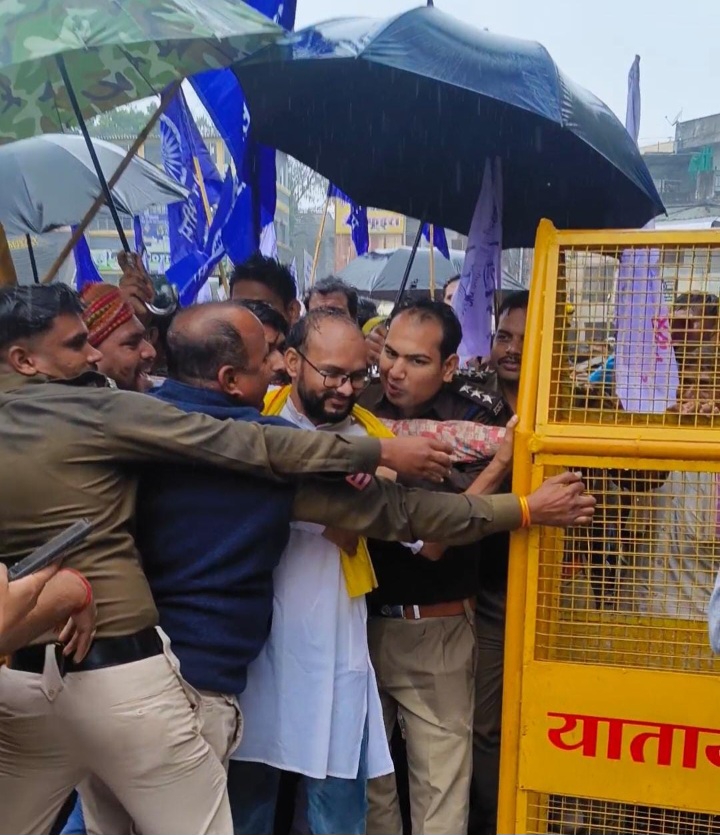 रतलाम: यूजीसी कानून लागू करने के समर्थन में निकाली रैली, प्रशासन ने बैरिकेड्स लगाकर रोका, मौके पर लिया ज्ञापन