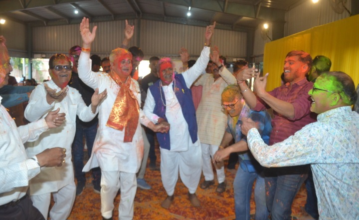 रतलाम : भाजपा नेता शैलेंद्र डागा परिवार द्वारा होली मिलन समारोह का आयोजन, भजन के साथ रंग-गुलाल का उत्साह