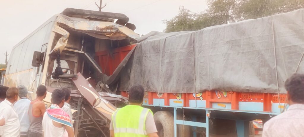 रतलाम: आगे जा रहे सीमेंट से भरे ट्राले में घुसी स्लीपर बस, 5 घायल,क्रेन से अलग करना पड़ा…ढोढर के कालूखेड़ा फंटे पर हुई घटना