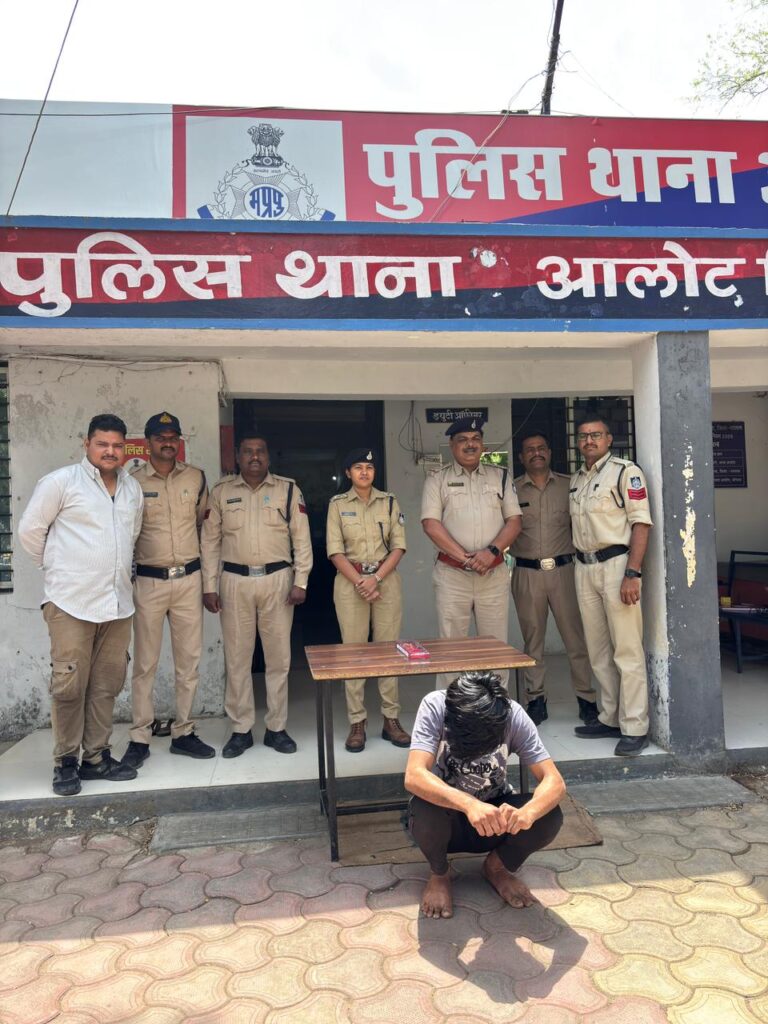 आलोट में पांच दिन पूर्व हुई चोरी का खुलासा-बेटे ने ही चोरी किए माँ-बहन के गहने, 3 लाख के आभूषण बरामद, रतलाम के काटजू नगर में किराए से रहता है आरोपी आलोट में पांच दिन पूर्व हुई चोरी का खुलासा-बेटे ने ही चोरी किए माँ-बहन के गहने, 3 लाख के आभूषण बरामद, रतलाम के काटजू नगर में किराए से रहता है आरोपी