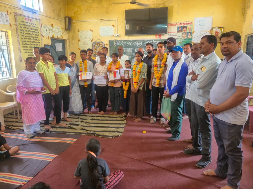 रतलाम: शिक्षक पिता की स्मृति में गांव के प्रतिभाशाली छात्रों को किया पुरस्कृत, सेमलिया में राठौर परिवार की पहल,गांव के दसवीं टॉपर को हर वर्ष देंगे 10 हजार रुपए का पुरस्कार