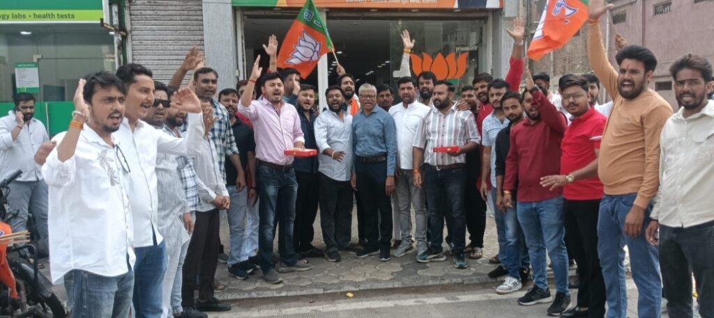 रतलाम: भाजयुमो जिला अध्यक्ष विप्लव जैन को प्रदेश महामंत्री जैसे महत्वपूर्ण पद का दायित्व, युवा कार्यकर्ताओं ने आतिशबाजी कर और मिठाई बांटकर मनाई खुशी